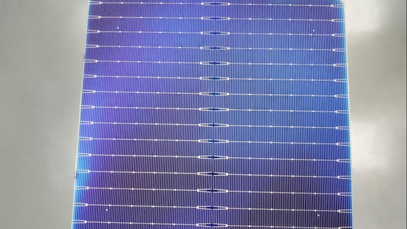 Pulverización ultrasónica de células solares de película flexible